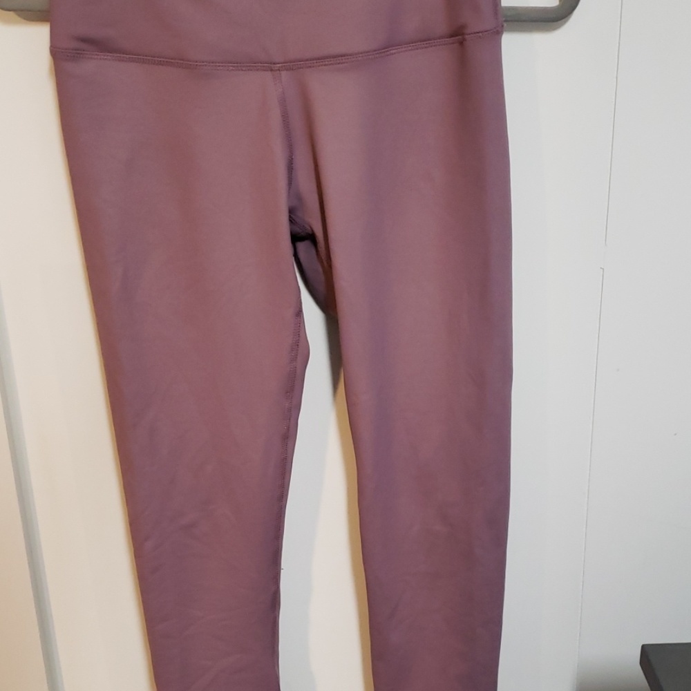 Light purple/pink athletic leggings